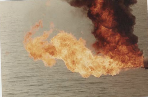 Flammer og offshore-installation i Nordsøen