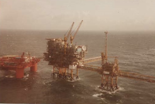 Offshore-platform og arbejde på olie- og gasinstallationer